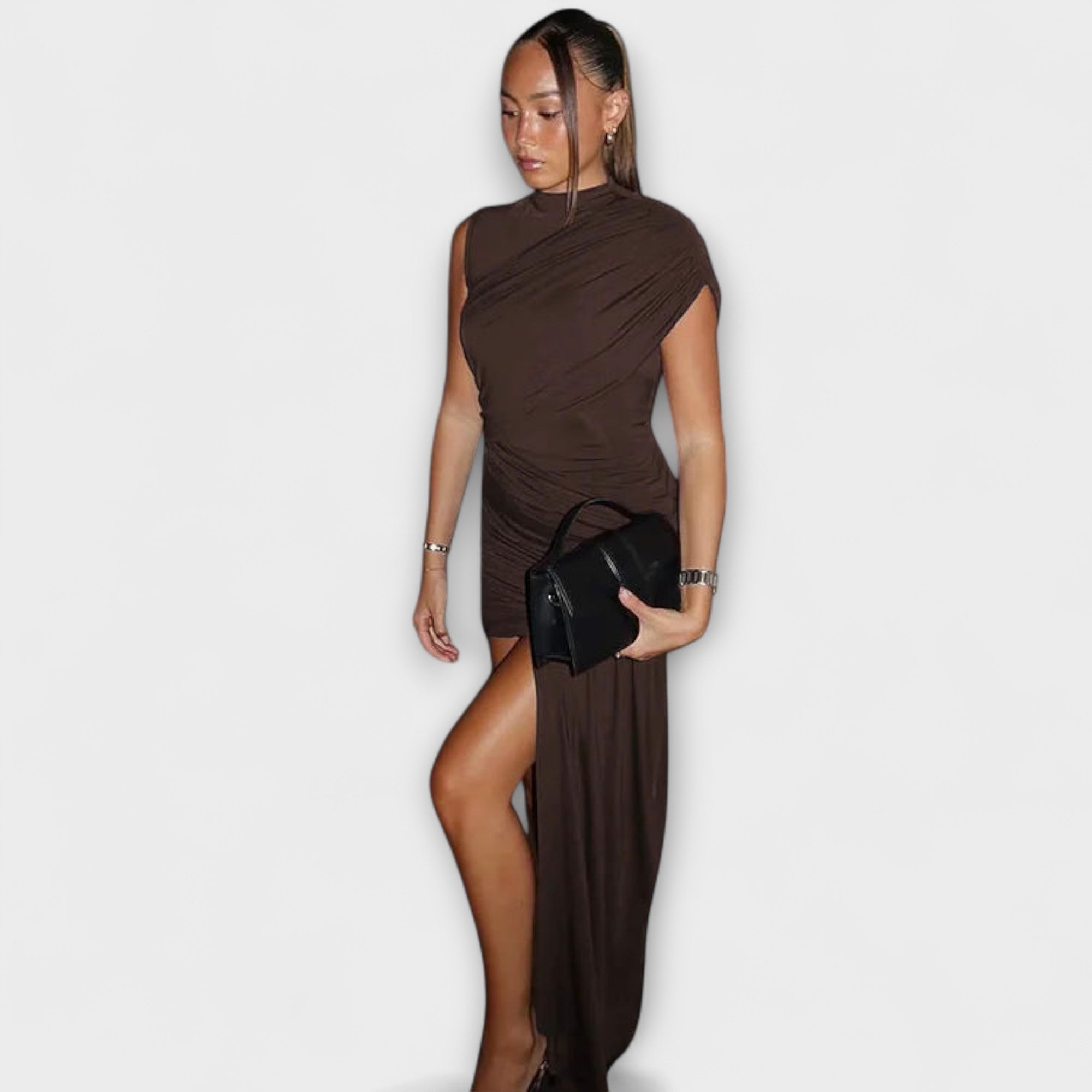 Lila - Stylish, slim-fit dress with round neckline and pleats