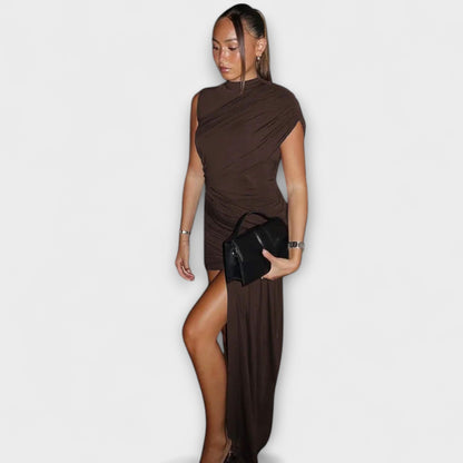 Lila - Stylish, slim-fit dress with round neckline and pleats